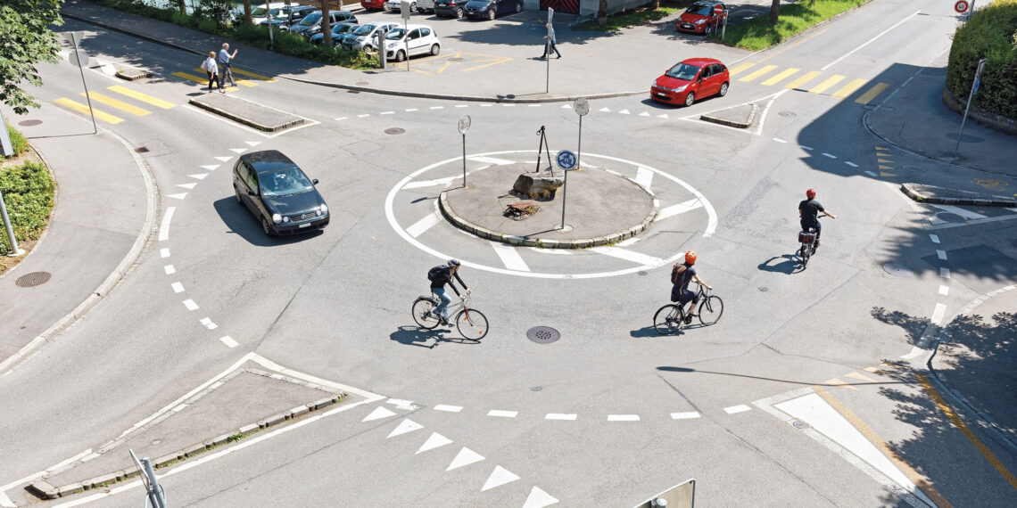 In bici mai lasciarsi spingere di lato nella rotonda!