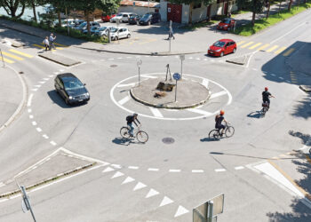 In bici mai lasciarsi spingere di lato nella rotonda!
