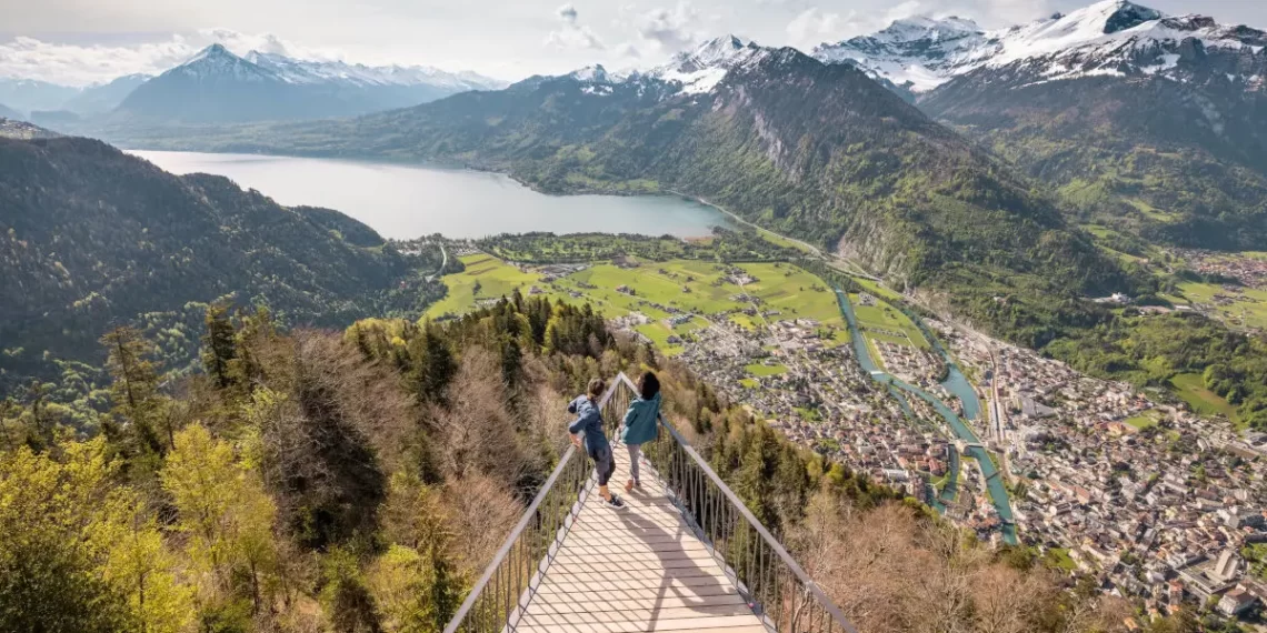 Turismo estivo 2023: Per la prima volta più pernottamenti rispetto a prima della crisi del Covid-19 grazie al ritorno degli ospiti asiatici