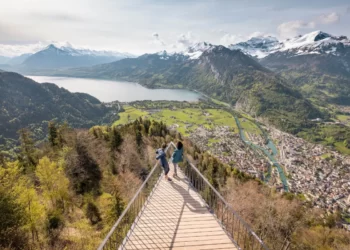 Turismo estivo 2023: Per la prima volta più pernottamenti rispetto a prima della crisi del Covid-19 grazie al ritorno degli ospiti asiatici