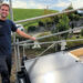 Appassionato del solare con ingegno e abilità artigianale