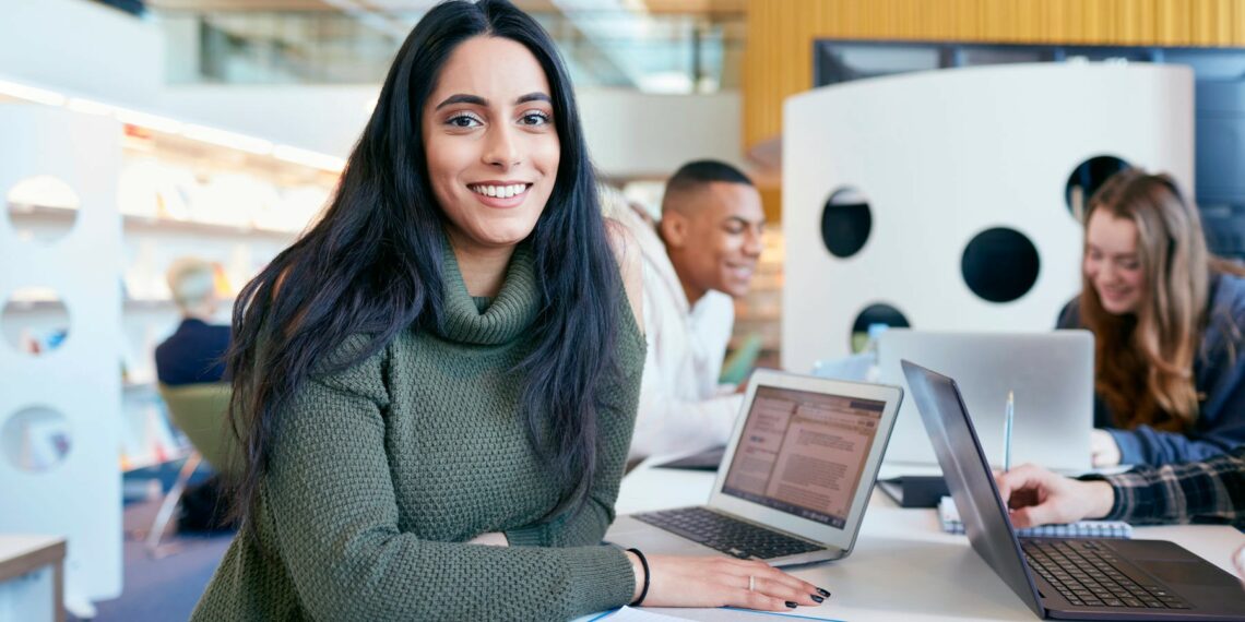 Gli standard minimi per la formazione e il perfezionamento delle intermediarie e degli intermediari assicurativi sono stati presentati per il riconoscimento.