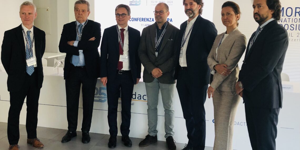 Da sinistra: Luca Schenini (Divisione Sviluppo Economico Città di Lugano), Dr. Alberto Siccardi (Presidente di Medacta), Christian Vitta (Consigliere di Stato e Direttore del Dipartimento delle finanze e dell’economia), Prof. Christian Candrian (Primario Ortopedia e Traumatologia EOC), Francesco Siccardi (CEO di Medacta), Maria Luisa Siccardi Tonolli (Member of the Board of Directors, VP of Medacta for Life Fondation) e Alessandro Siccardi (Chief Supply Chain Officer).