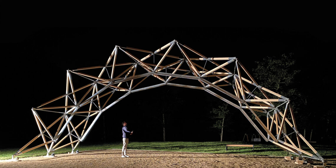Un design ingegneristico anima geometrie in metallo e legno