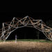 Un design ingegneristico anima geometrie in metallo e legno
